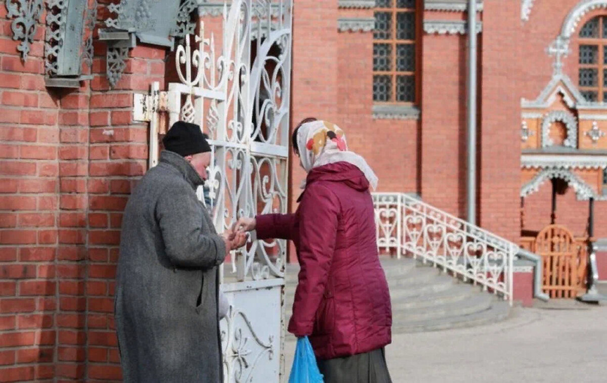 Церковь просит денег. Храм просит помощи. Пожертвование на храм. Церковь просит денег. Ящик для пожертвований в церкви.