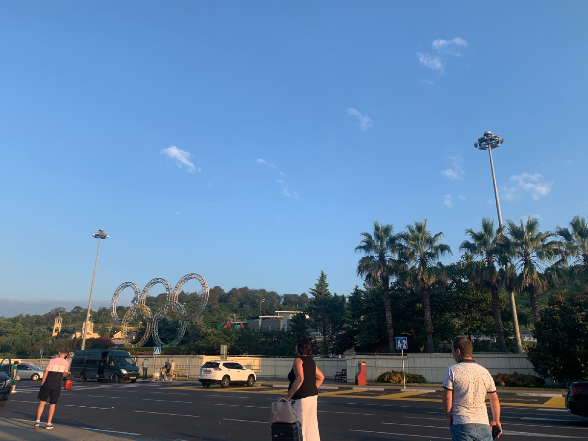 Вид при выходе из аэропорта в Адлере. Солнце, пальмы, КРА-СО-ТААА 🥰