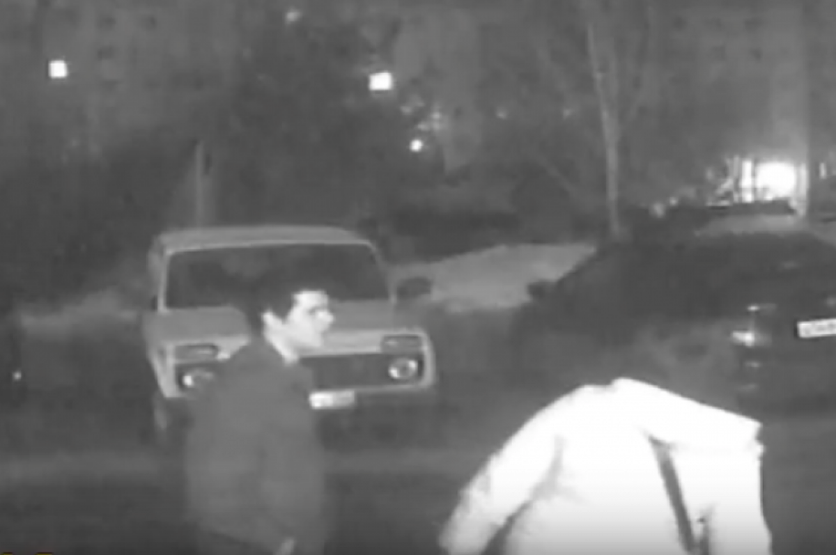    На улице Высоцкого в Новосибирске на женщину напал неадекватный сосед