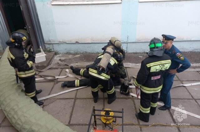    По легенде, один из спасателей пострадал при тушении возгорания. Фото: ГУ МЧС по Волгоградской области