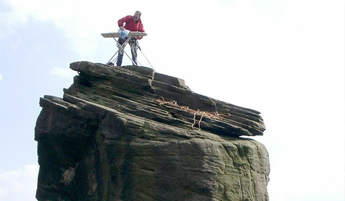 Не гораемый. Экстремальное глажение вид спорта. Extreme Ironing Sport. Phil Shaw extreme Ironing. Фил шоу экстремальная глажка.