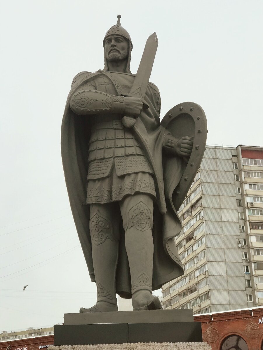 Памятник Дмитрию Донскому установлен на одноименной площади города Дзержинский. А рядом - улица Ленина. Вот такие исторические парадоксы.