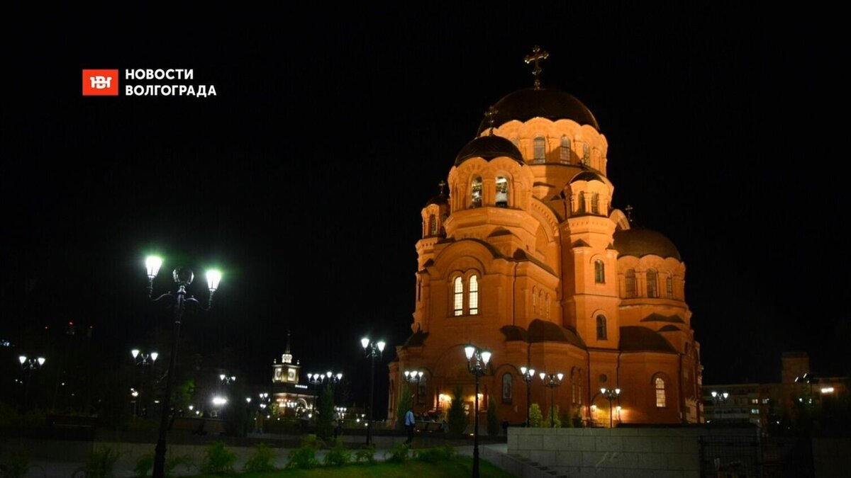     Сегодня ночью во всех православных храмах Волгоградской области проходят праздничные Пасхальные богослужения. Губернатор Андрей Бочаров встретил Воскресение Христово в соборе Александра Невского.