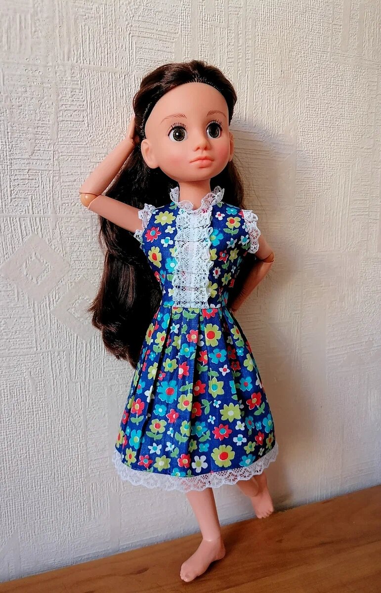 Платье с выкроенными (учтенными при выкройке), но не зашитыми вытачками