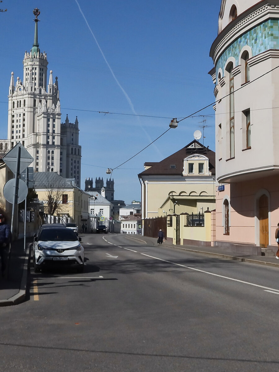 Гончарная улица. Вид на высотку на Котельнической набережной. Таганка.  Москва. Сейчас и тогда. | WAKEUPMEN CLUB | Дзен