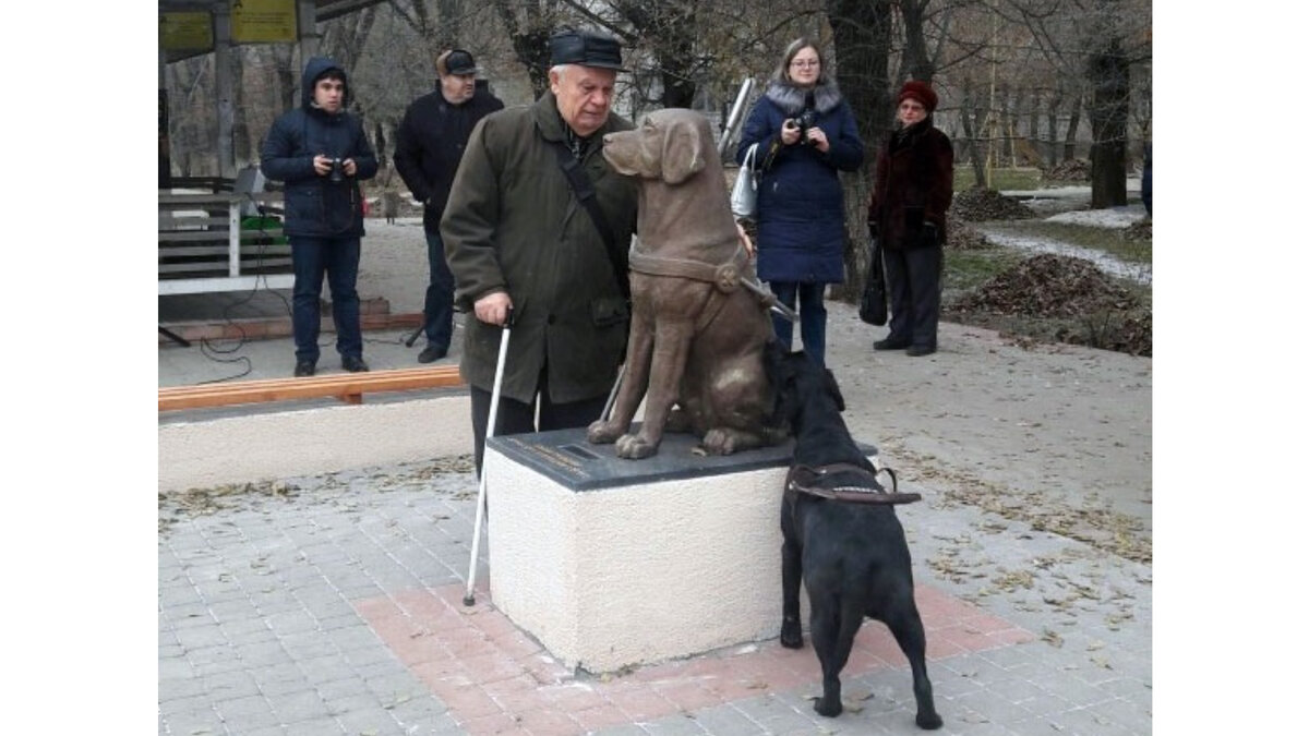 Надпись на памятнике: "Немецким собакам-поводырям от незрячих берлинцев."