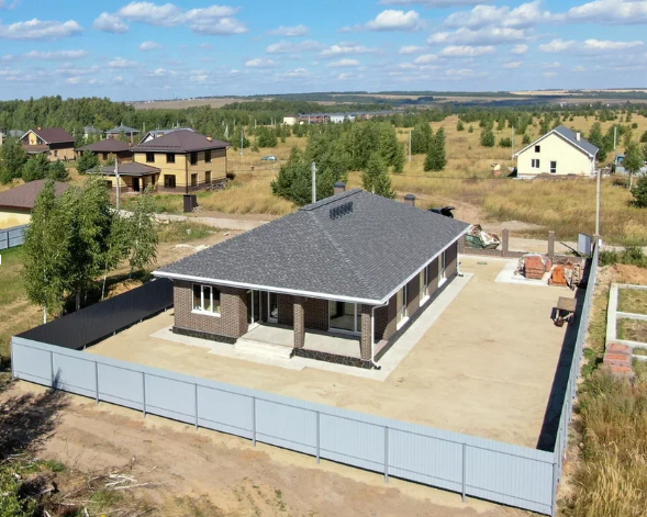 На сайте ИНБРИГ много типовых проектов, которые при желании адаптируют под каждую семью. При индивидуальном проектировании можно значительно сэкономить и подобрать дом под свой бюджет