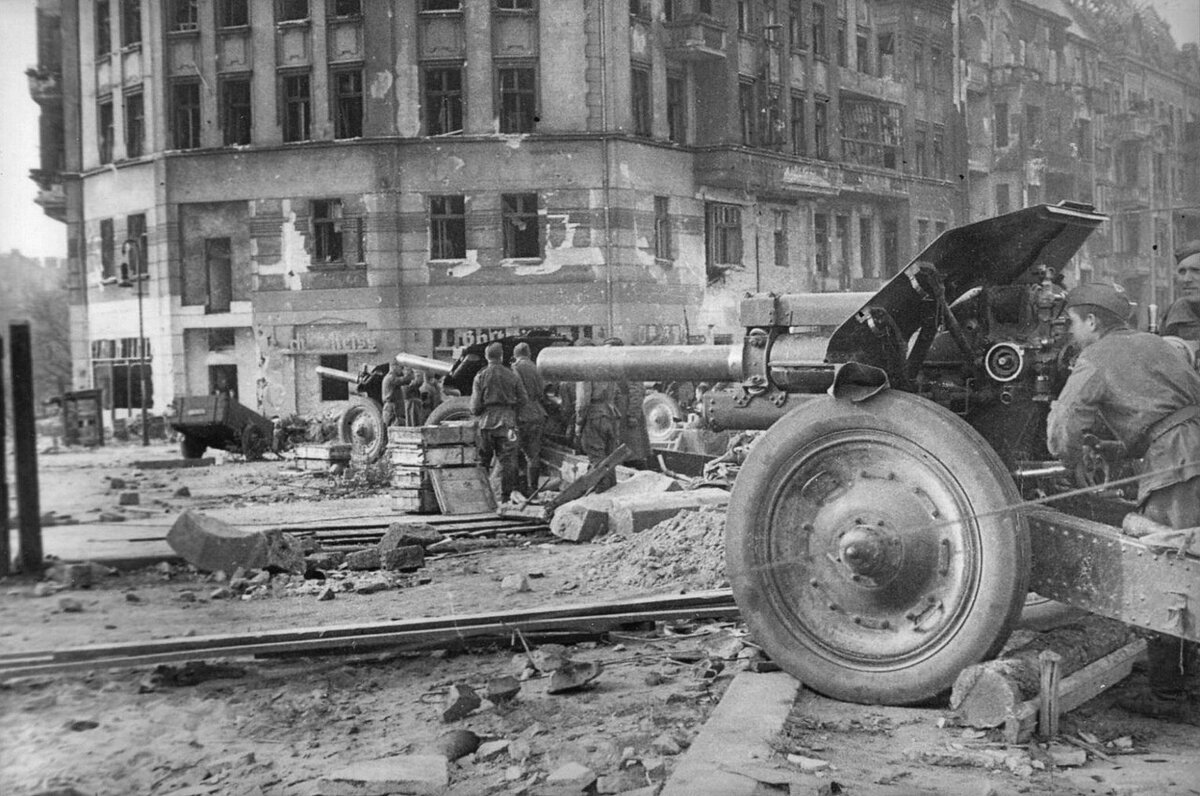1945 год. Германия. Батарея советских 122-мм гаубиц М-30 на улицах Берлина.
