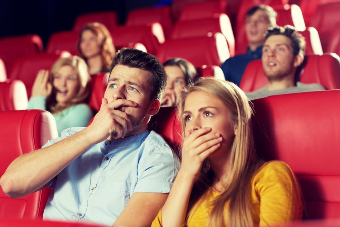 Старшей девочке у органчика нравилось внимание зрителей. Зрители в кинотеатре. Счастливые люди в кинотеатре. Эмоции людей в кинотеатре. Люди сидят в кинотеатре.