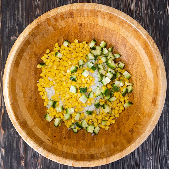 Рецепт крабового салата с кукурузой и рисом