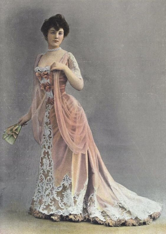 2. Dinner Dress, from Les Modes. March 1901. Обеденное платье для женщины из высших слоёв общества. Ритуал переодевания к обеду обязателен.