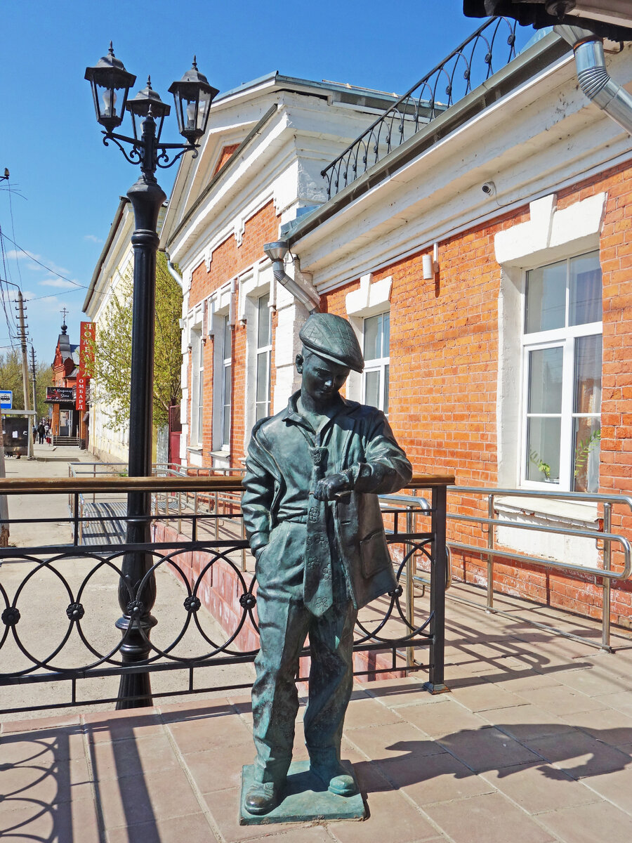 Тула, ул. Коминтерна, 2. Скульптура «Ожидающий мальчик» изготовлена из бронзы на скульптурном предприятии «Лит Арт». Установлена в Туле в 2018 году.