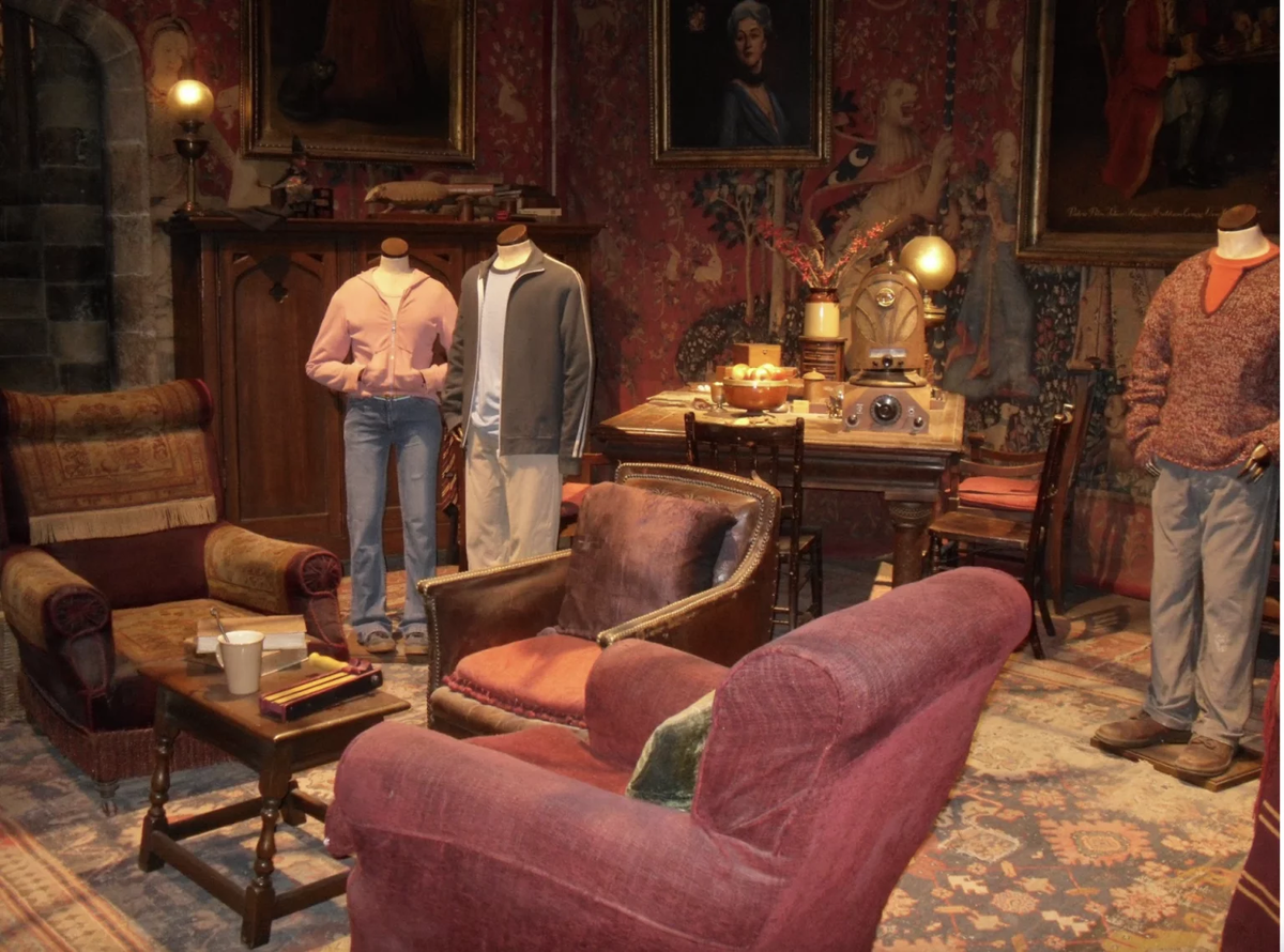 Гостинная Гриффиндор с копиями гобеленов «Дама с единорогом» на заднем плане