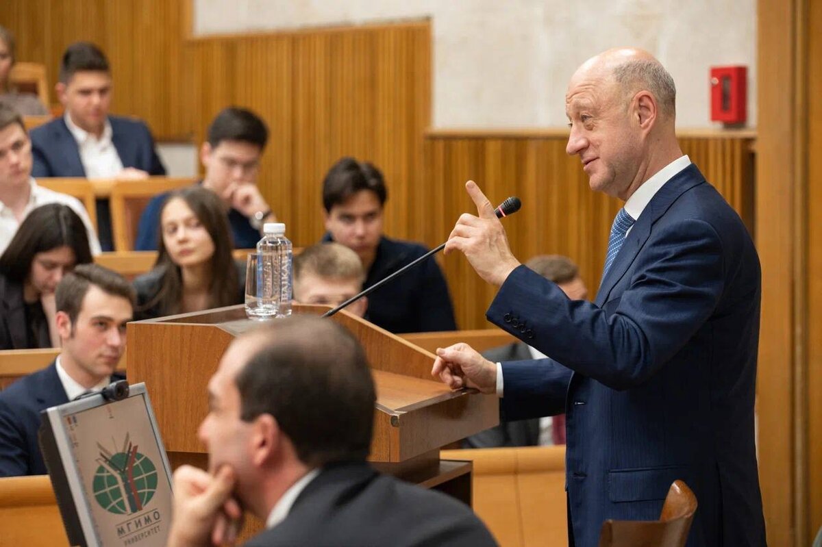 Александр Бабаков читает лекцию в МГИМО