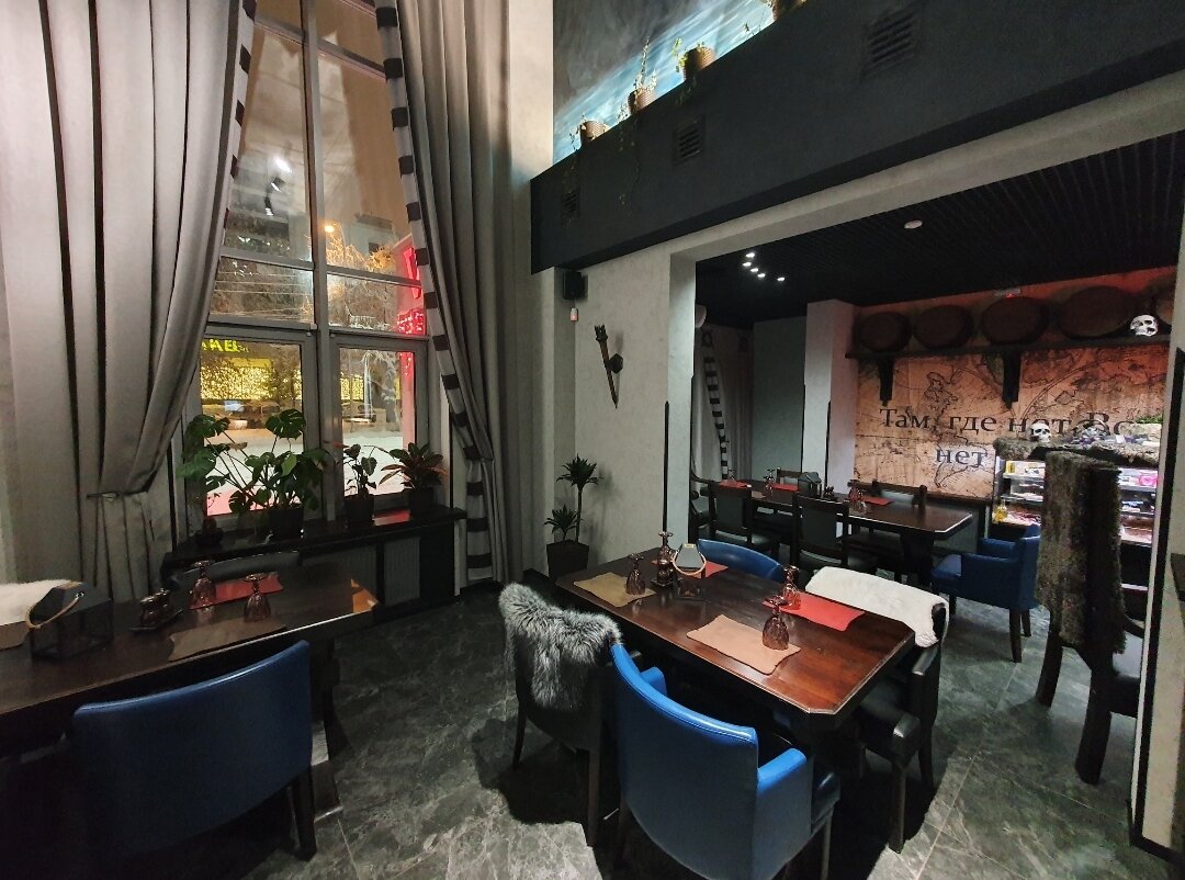 Мы частенько ходили по ресторанам, изучали новые открытия в городе, жили себе в кайф