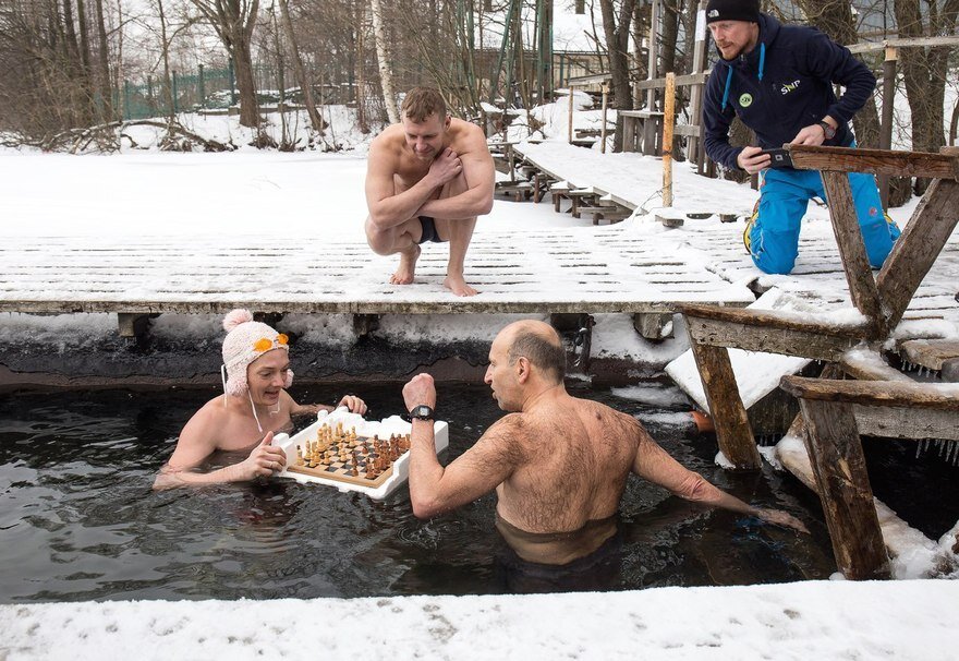 Купание голыми в проруби