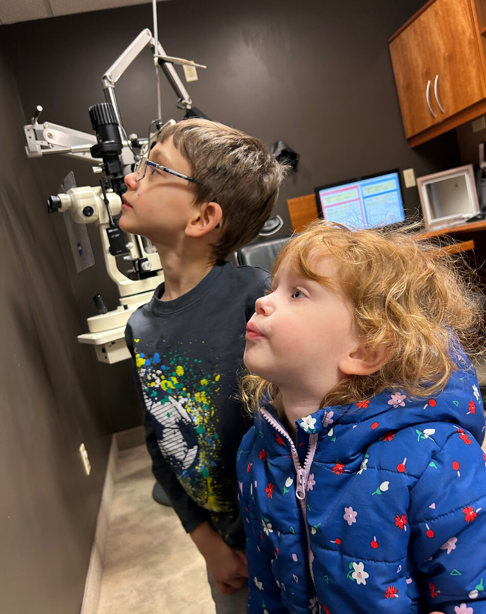 Эля и Тим в кабинете офтальмолога рассматривают строение глаза