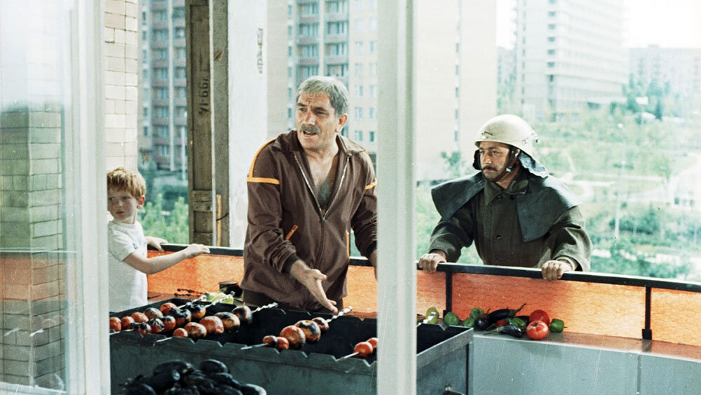 Согласно постановлению Правительства РФ от 16 сентября 2020 года пользоваться открытым огнем на балконах и лоджиях квартир, гостиничных номеров и общежитий — нельзя.