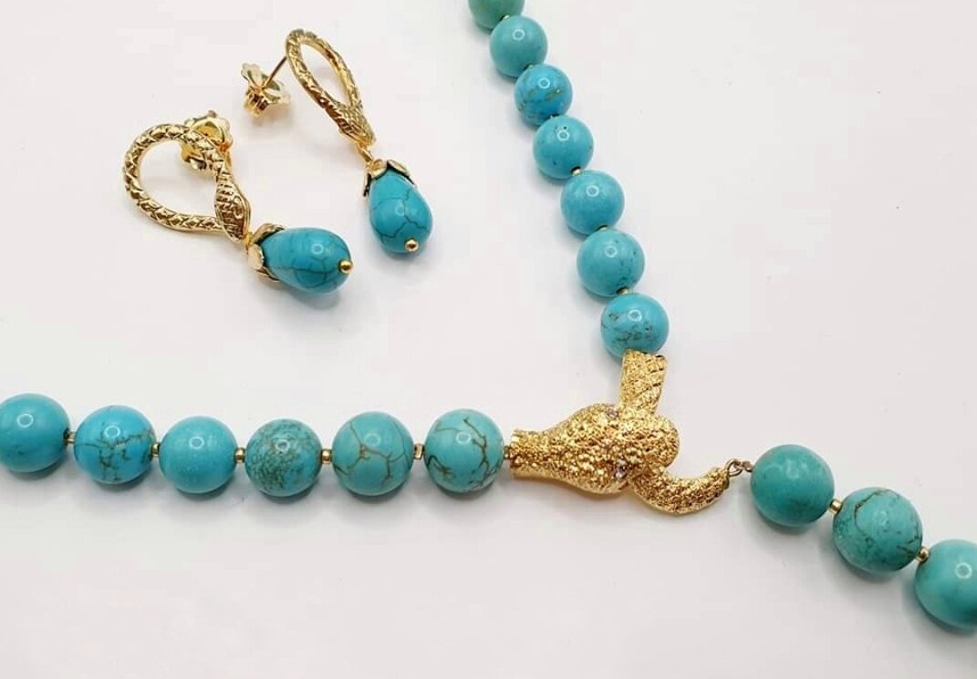 Змеи "рулят" в деталях украшения