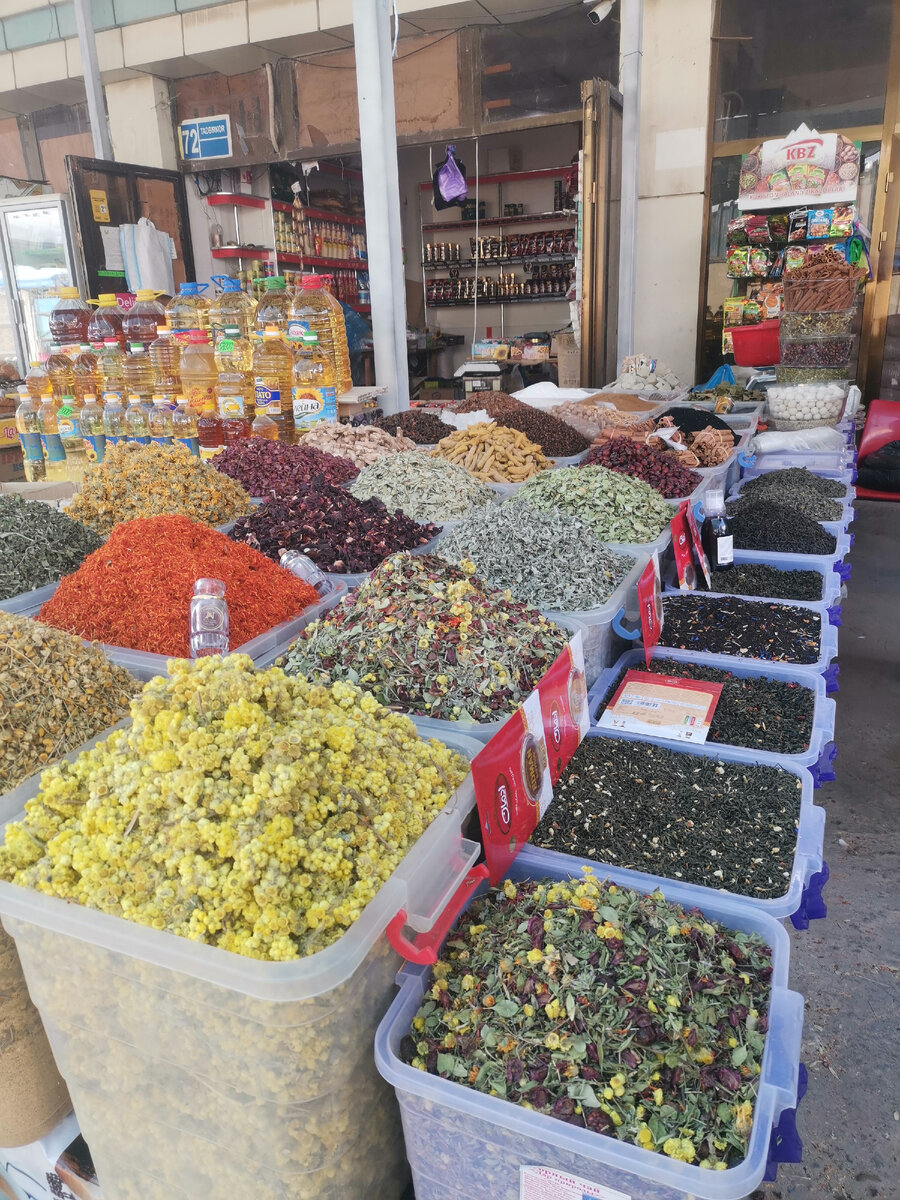 Тут же можно купить и чай на развес. Мы привезли домой один из сортов чая и остались весьма довольны, попивая его, вспоминаем о нашем путешествии. 