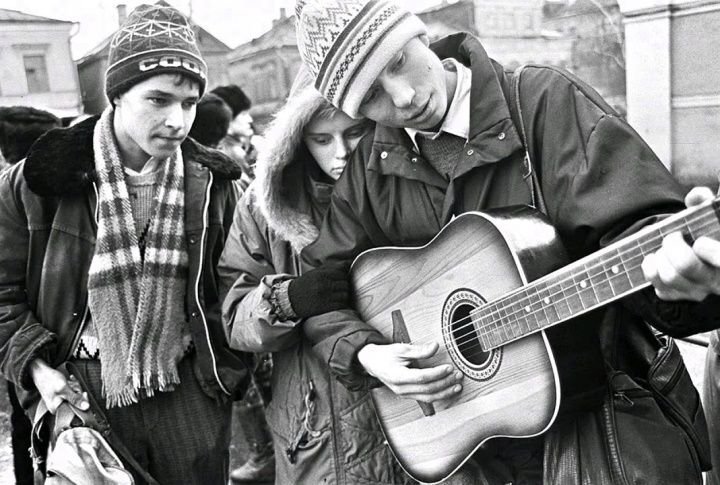      Песня стала передаваться из уст в уста, а текст - "шлифоваться", фото из открытых источников.