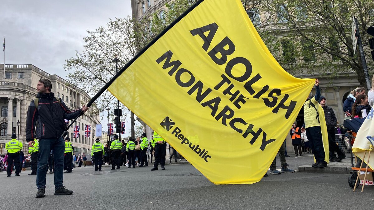    Плакат "Отмените монархию"© Globallookpress Christoph Meyer