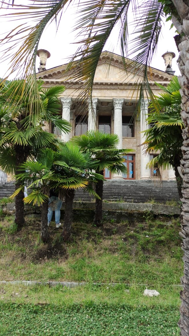 Здание заброшенного театра в Гагре