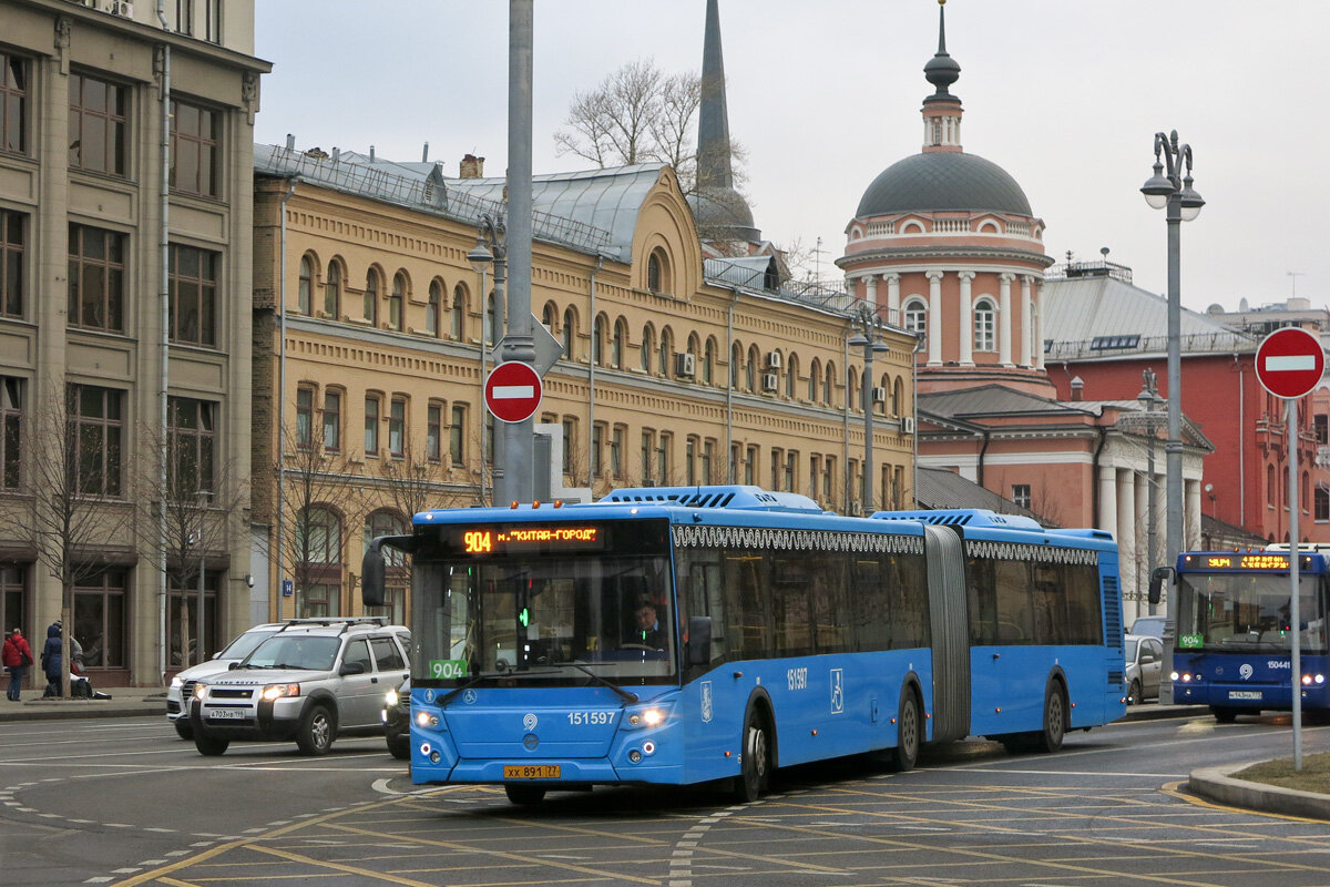 Автобусы на выделенной полосе возле метро "Китай-город".