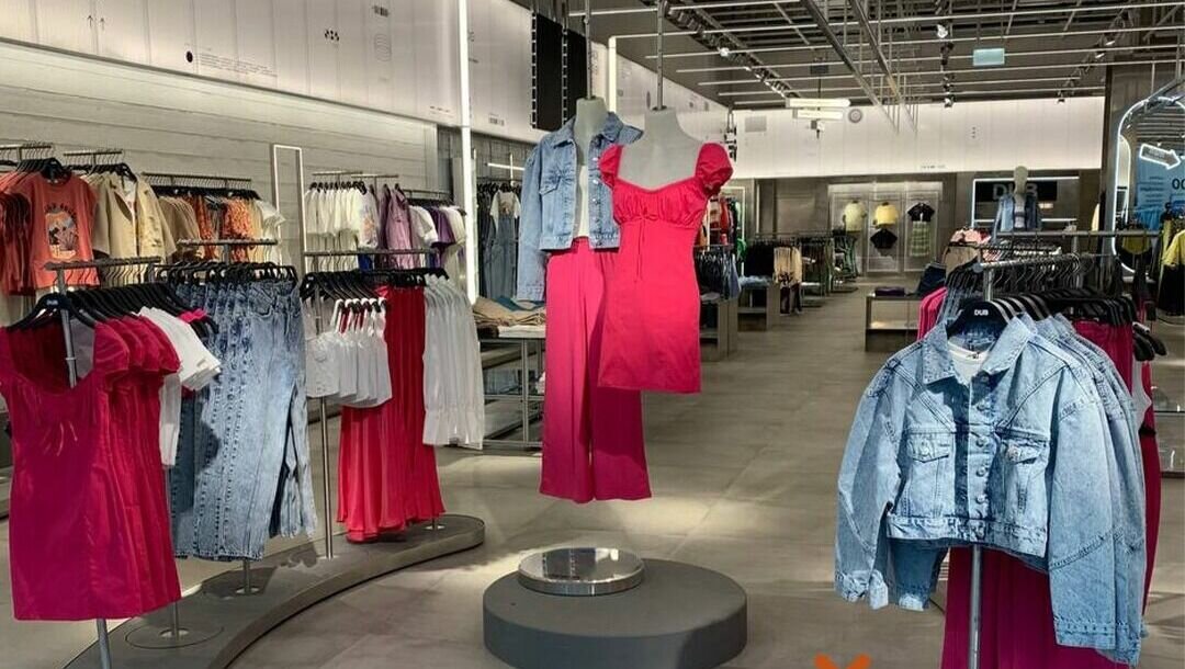     До продажи новому собственнику бренд назывался Pull & Bear.