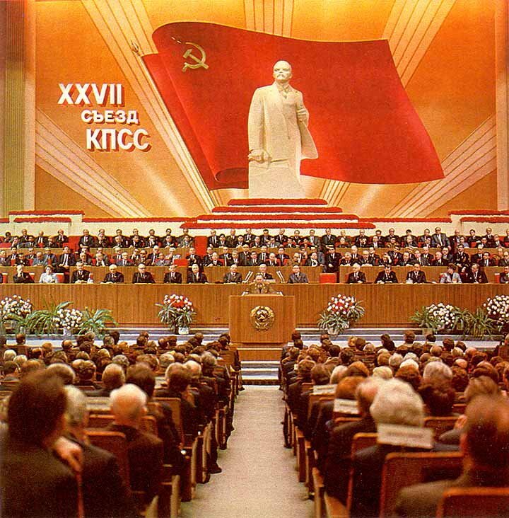 Слово  о                коммунисте  ПУТИНЕ В.В.

     

        Пролетело  время,  годы  вглубь  ушли,
И  факты  из  истории  в  память  забрели.
О  ПУТИНЕ  младом  я  многое  узнал,
Как  будучи  студентом,  он  в  партию  вступал.

Вступал  вполне  осознанно,  с  прицелом  в  ГРУ  пойти,
И  в  школу  Высшую  разведки,  с  отличием  придти.
Студент  отличник,  коммунист,
Реальный  патриот  и  явный  активист.

Путь  светлым  представлялся,  за  жизнь  Советскую  сражаться.
Сражаться  за  идеи,  за  Ленинизм,  страну,
За  Мир  всех  наций  на  Земле, за  мирную  Весну.
И  до  последнего  патрона, Союзу  верным  оставаться.

        И  вот  итог,  итог  плачевный,
Партия  сражается,  а  он  уже  другой,  не  верный.
Не  принципы  партийные,  ни  Честь,  ни  Долг,
Не  остановили  ПУТИНА,  он  совершил  подлог.

Он  предал  коммунистов,  своих  товарищей,  друзей,
Создал  другую  партию,  нуворишей,  рвачей.
И  грех  Великий,  с  коим  он  живёт,
ГОСПОДЬ  оценит,  ведь  он  к  нему  придёт.

        24  декабря  2018  года.


