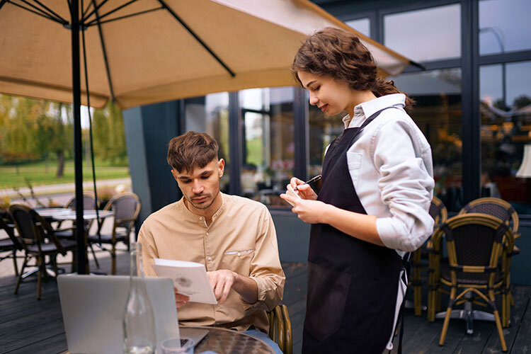    Человеку приходится выбирать между учебой и работой официантом. А если уж решил работать официантом, то хочется получать много чаевых Изображение от Freepik