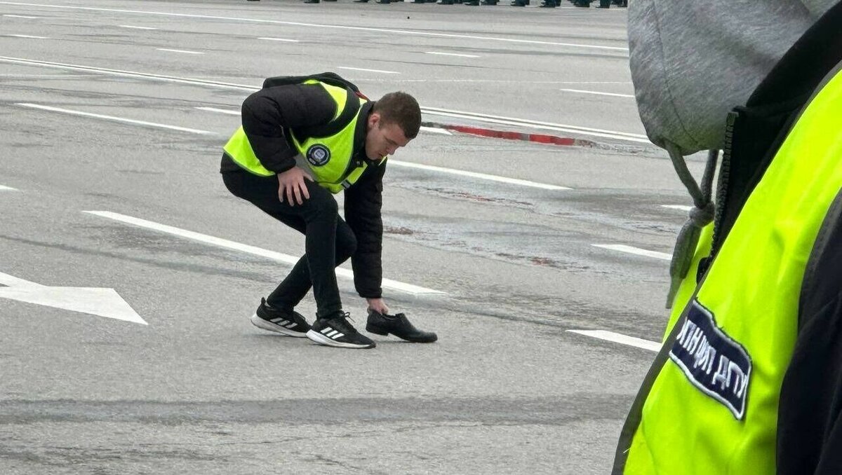     В Ростове на Театральной площади состоялся парад Победы, в этом году он прошел без происшествий, однако корреспондент RostovGazeta заметил несколько необычных моментов во время мероприятия.