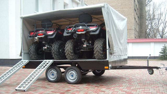 Существует несколько типов прицепов для перевозки квадрациклов, включая открытые и закрытые