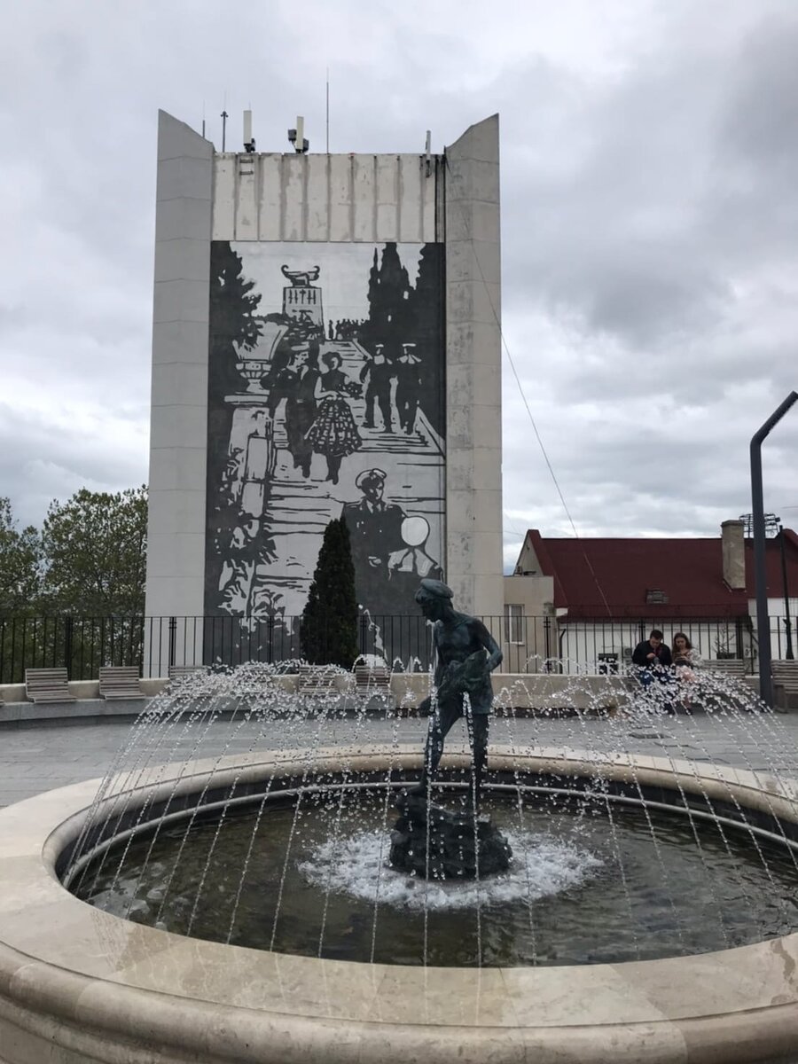 В городе уже включили фонтаны, несмотря на довольно холодную погоду.