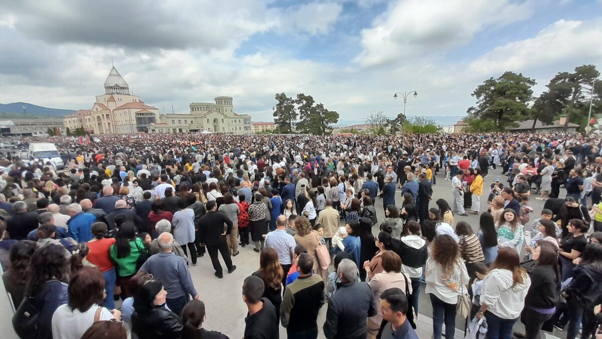 Карабахские армяне на митинге «Нет этническим чисткам в Арцахе». Степанакерт, 9 мая 2023 года
