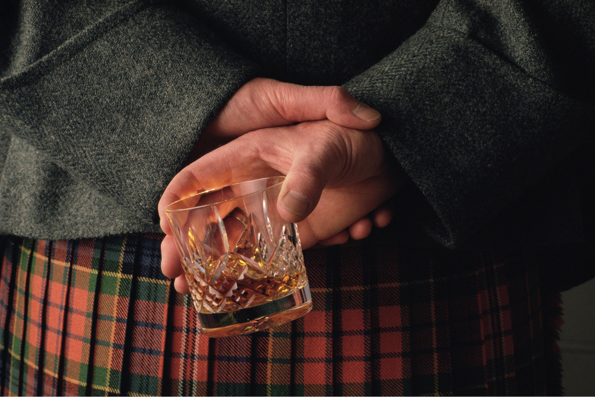 Как пить шотландский виски. Виски. Шотландский виски. Виски Шотландия. Шотландцы пьют виски.