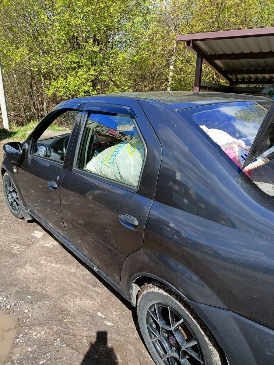 Папина машина была забита под завязку в несколько ярусов)
