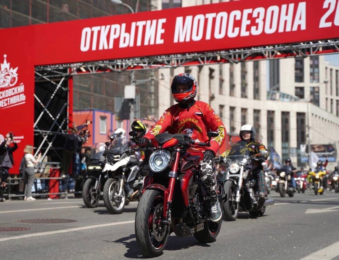 Москва. 13.05.2023 г. Байкеры открывают Мотосезон-2023 грандиозным мотопарадом. Фото из интернета. Жаль, что нас там не было ... Ах, как жаль, что нас там не было. Там на базе "Ночных волков" даже "Крематорий" давал концерт. А нас там не было ...