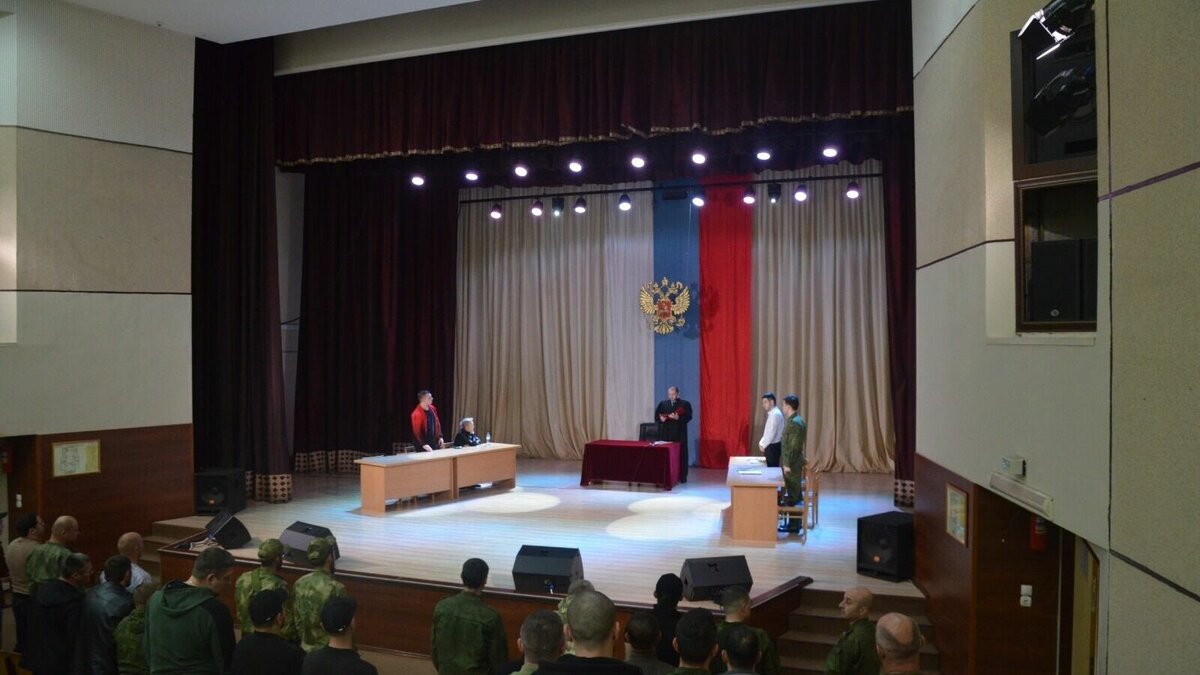     Владикавказский гарнизонный военный суд рассмотрел уголовное дело контрактника, обвиняемого в самовольном оставлении места службы и неявке на службу в срок в период мобилизации без уважительной причины. Заседание проходило в Доме офицеров в присутствии личного состава.