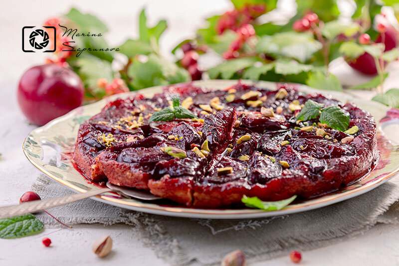 Пирог-перевертыш с красными сливами.