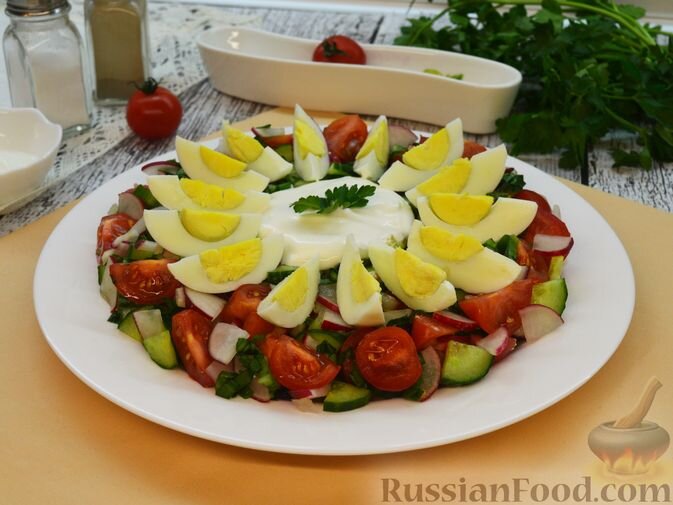 помидоры черри, огурцы, редис, лук репчатый, черемша, яйца, сметана, соль