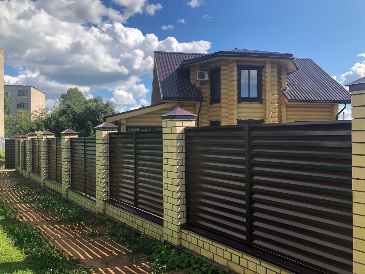 Забор «Жалюзи» в цвете 8017 Шоколад в двустороннем окрасе