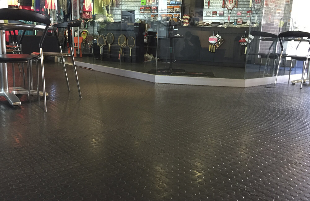 Модульная пвх плитка в спортивном магазине