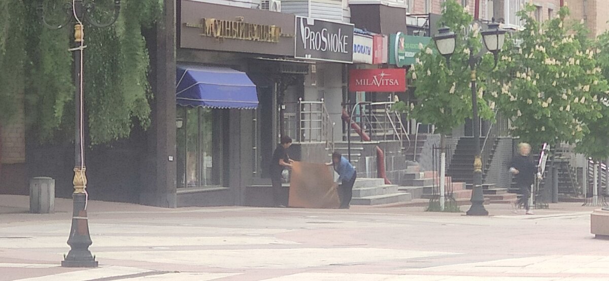    Как в центре Брянска две дамы из модного салона одежды грязный ковер выбивали avchernov