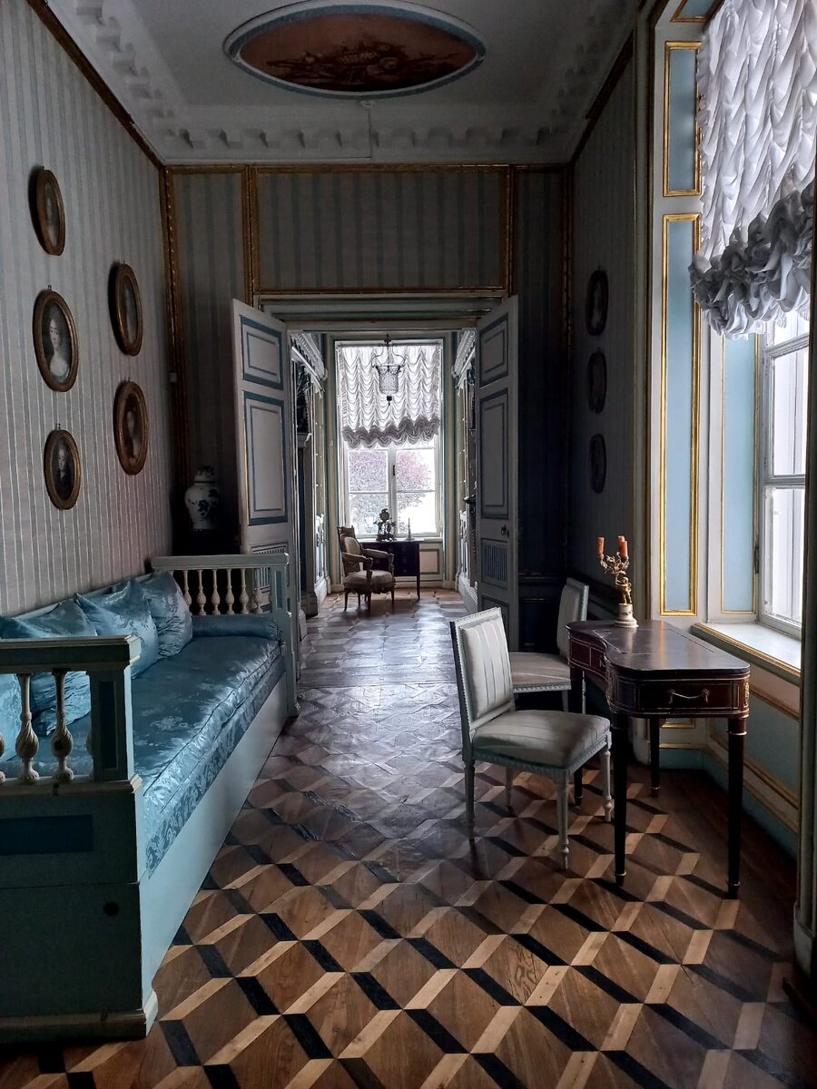 Чтобы не повредить паркет, посетителям приходится передвигаться в огромных тапочках