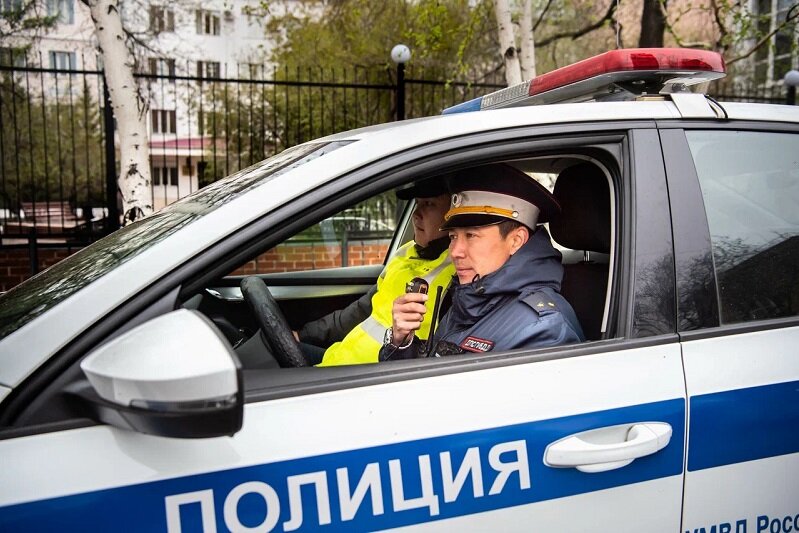 Вячеслав Огай и Аюр Цыбенов. Фото: пресс-службы УГИБДД по Забайкалью