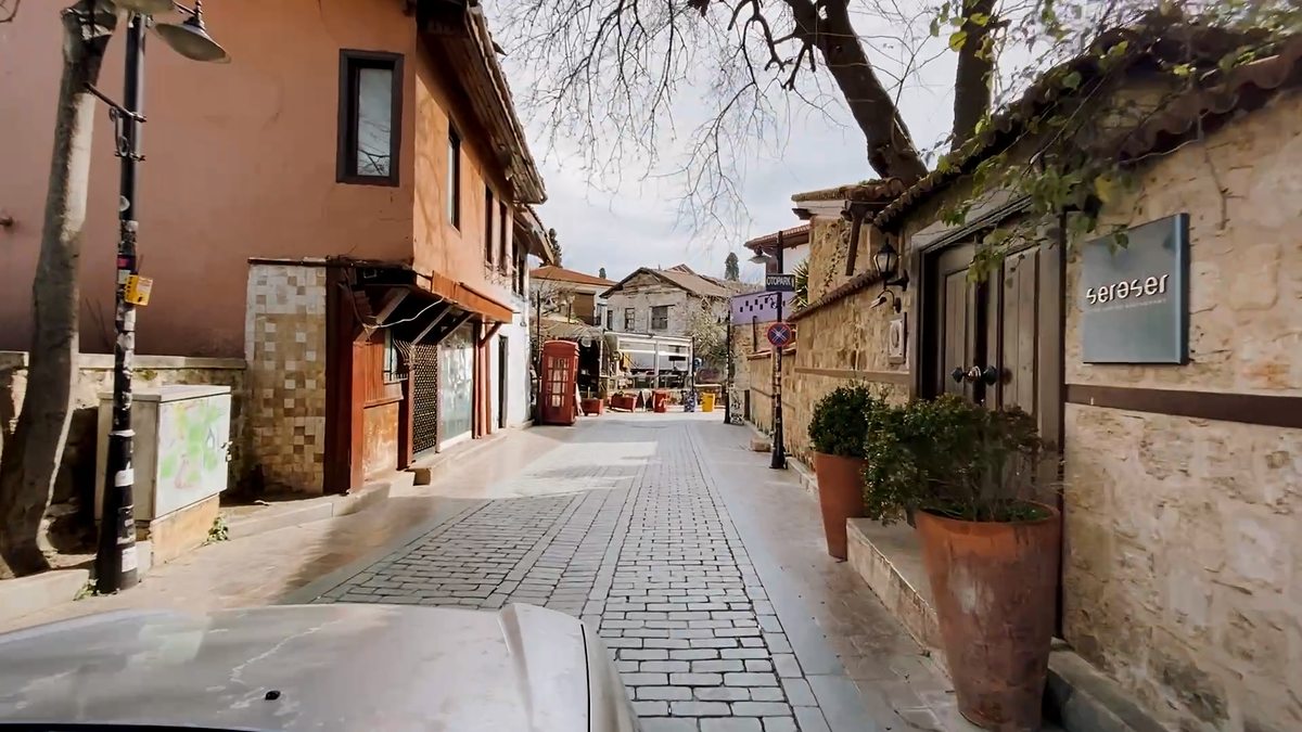 Улица старого города Калеичи, где далеко не каждый может прокатиться на своем авто