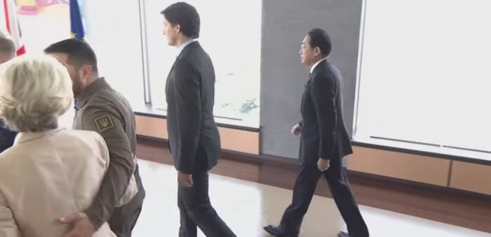    На общее фотографирование Зеленский и глава Еврокомиссии Урсула фон дер Ляйен шли в обнимку. Фото: скрин видео You Tube