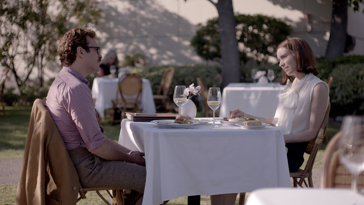 Злободневная мелодрама о любви человека и операционной системы. В самый раз посмотреть или пересмотреть, потому что сюжет воспринимается совсем иначе нежели в 2013-м, когда фильм вышел.