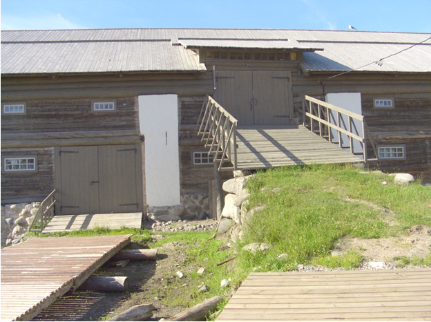 Рисунок 1. Фрагмент жилого дома. Ближняя часть взвоза выполнена из камня, дальняя – из дерева. Остров Большой Соловецкий. Фото автора.